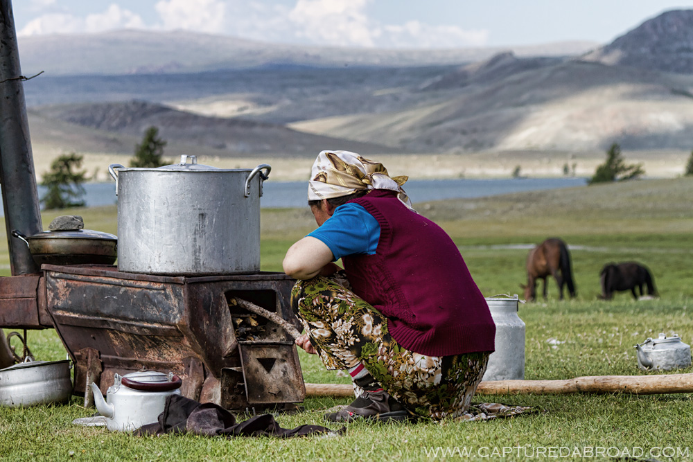 Altai Tavan Bogd, women cooking along the Khurgan lake